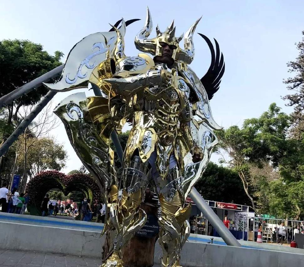 还原度堪称顶级的黄金神圣衣金牛座cosplay 他脱了圣衣战力更强