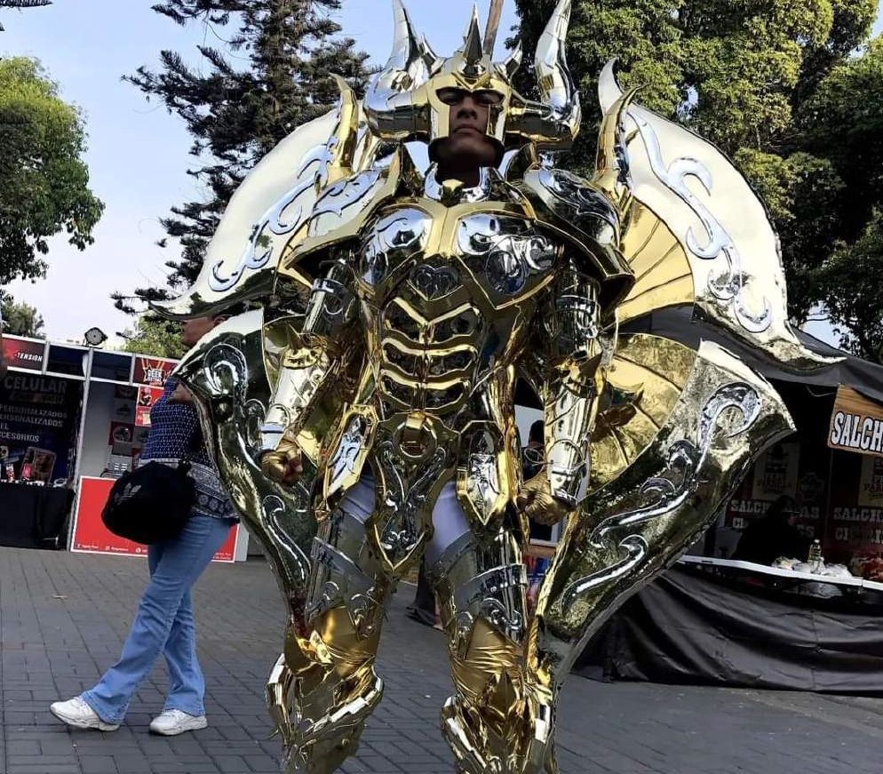 还原度堪称顶级的黄金神圣衣金牛座cosplay他脱了圣衣战力更强