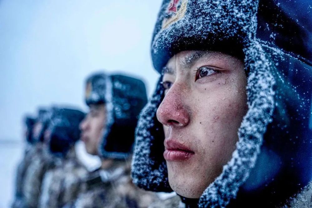 35冰天雪地中的热血军人帅