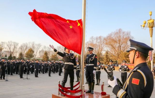 警察在国旗下敬礼图片图片