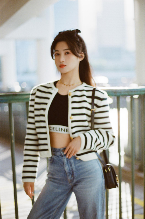 孙嘉璐海风大片好清甜像极了文艺电影女主生动而有韵味