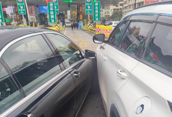 收费站强行加塞,引发刮擦事故……_腾讯新闻