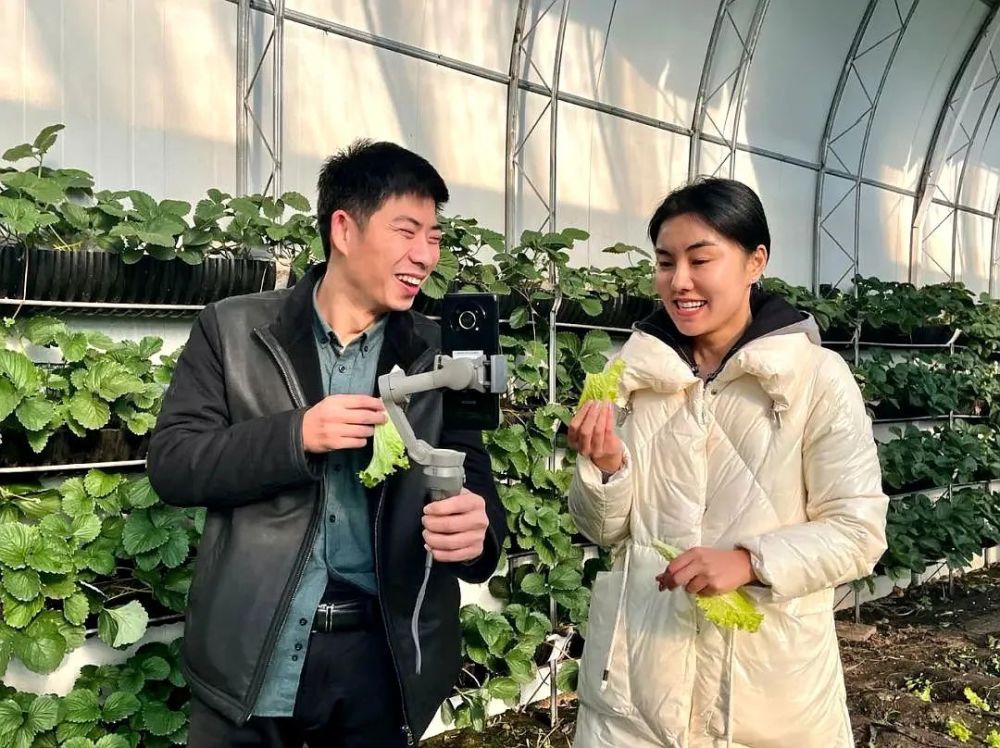 第一书记王京一(左)在向粉丝介绍王大姐家的蔬菜截