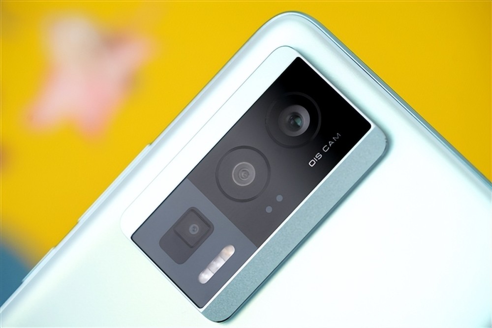 售价2499元却供不应求，5500mAh＋OIS光学防抖，好评率高达98％