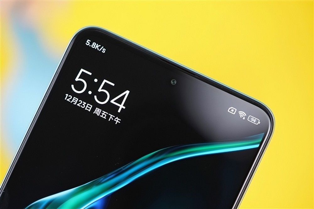 售价2499元却供不应求，5500mAh＋OIS光学防抖，好评率高达98％