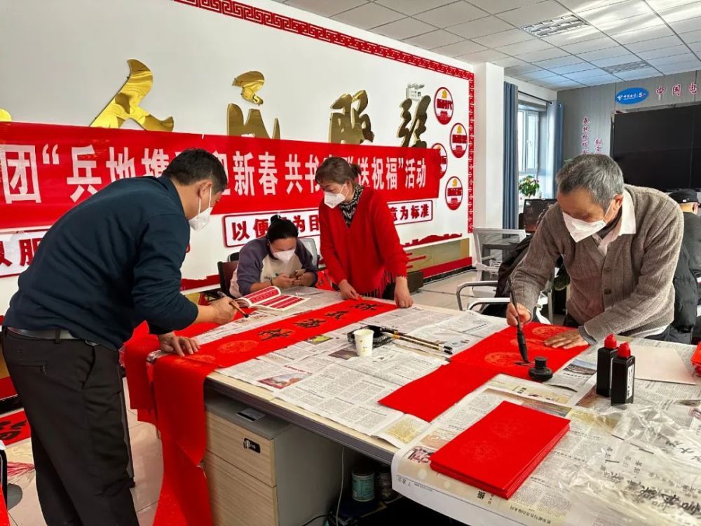 新春走基层｜翰墨飘香迎新年，春联祝福送万家_腾讯新闻