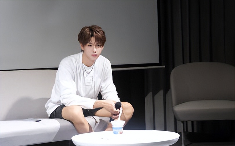 余景天粉丝拥堵机场引发热议人民网评艺人不能置身事外