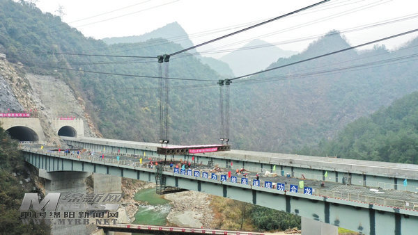 全国首例缆索吊装悬拼安装 九绵高速桂溪大桥合龙