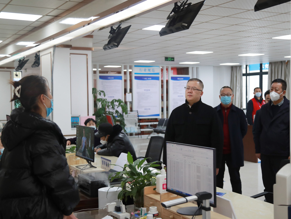 梁磊先后到永兴镇城市奥莱商圈,永兴镇宝山村,四川凯路威科技有限公司