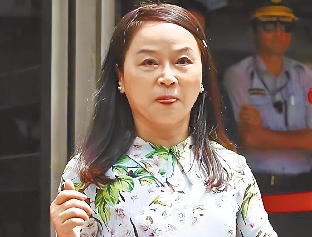 周玉蔻祖籍山东,从小在台湾基隆长大,在年轻时可是"忠贞"的国民党党员