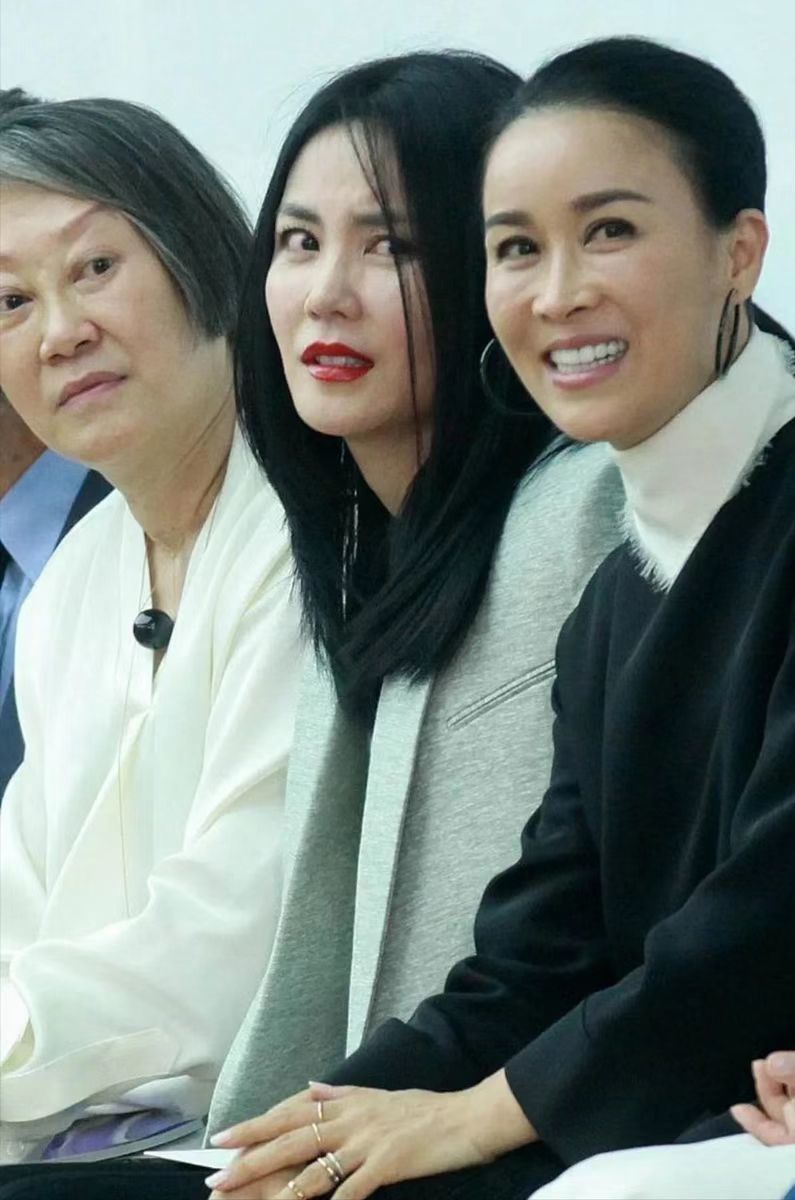 53岁王菲同框55岁那英赢得轻松,一个美得真实,一个打扮土气_腾讯新闻