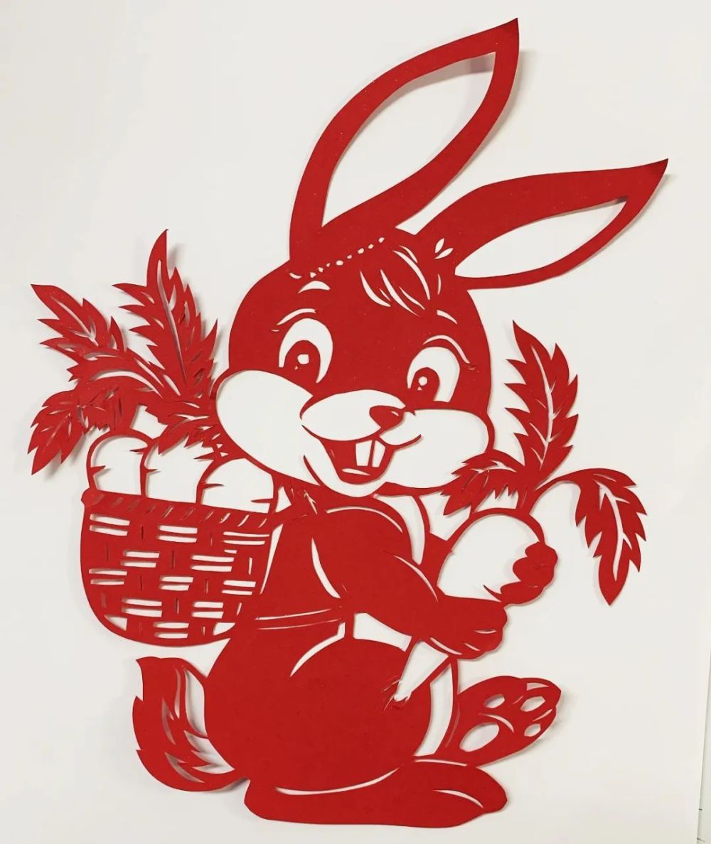 再逐一捡拾,将剪刻好的图案夹在书本之中备用