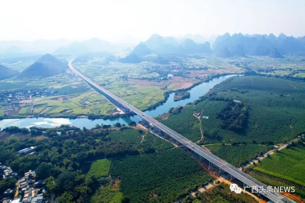 大凭高速黑水河特大桥  曾庆棋 摄巴凭高速是广西壮族自治区统筹推进