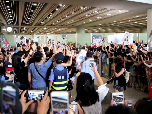 粉丝非理性接机造成机场拥堵是忘记了塌房的饭圈吗