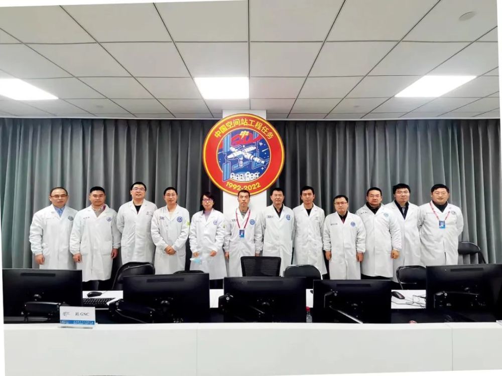 左六为航天科技集团五院载人飞船系统副总设计师胡军.