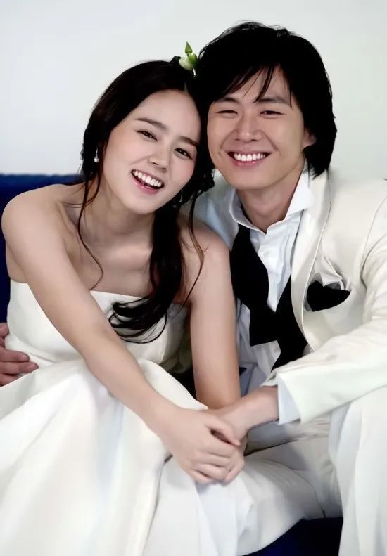 "东方神起的金在中听到她结婚的消息,在演唱会当场失控;宋承宪公开