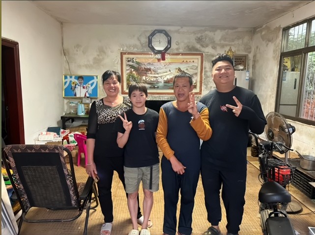 温馨全红婵回乡探亲一家人玩丢沙包父亲被五弟打中屁股红姐大笑