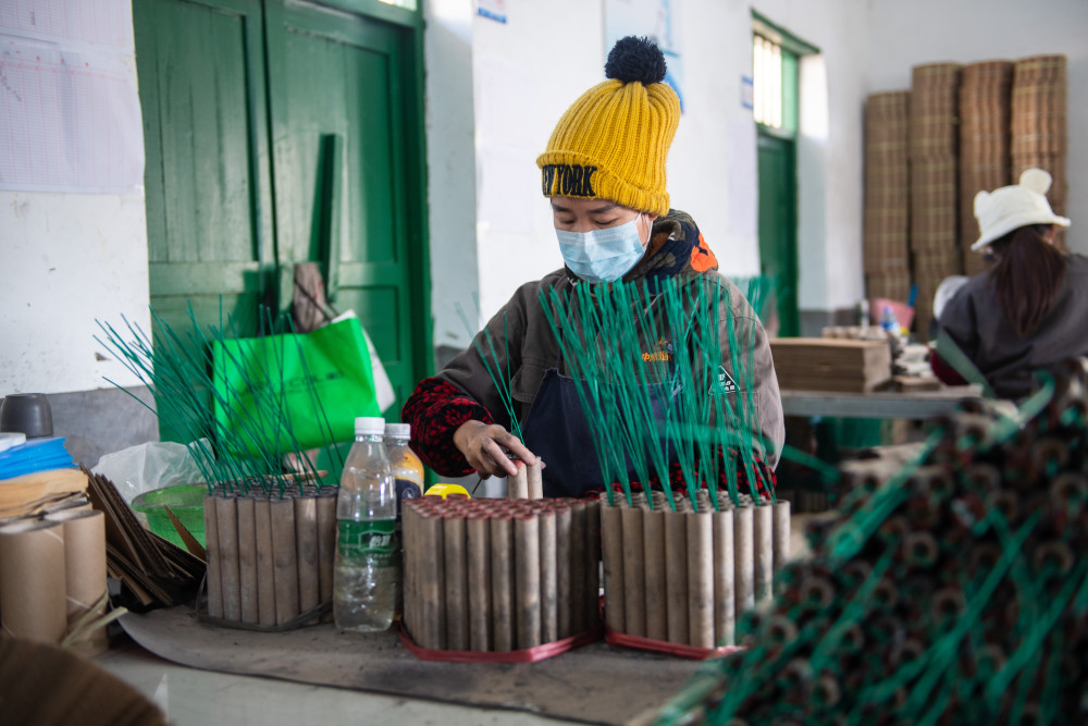 1月11日,在浏阳市大瑶镇一花炮车间,工作人员在制作花炮.