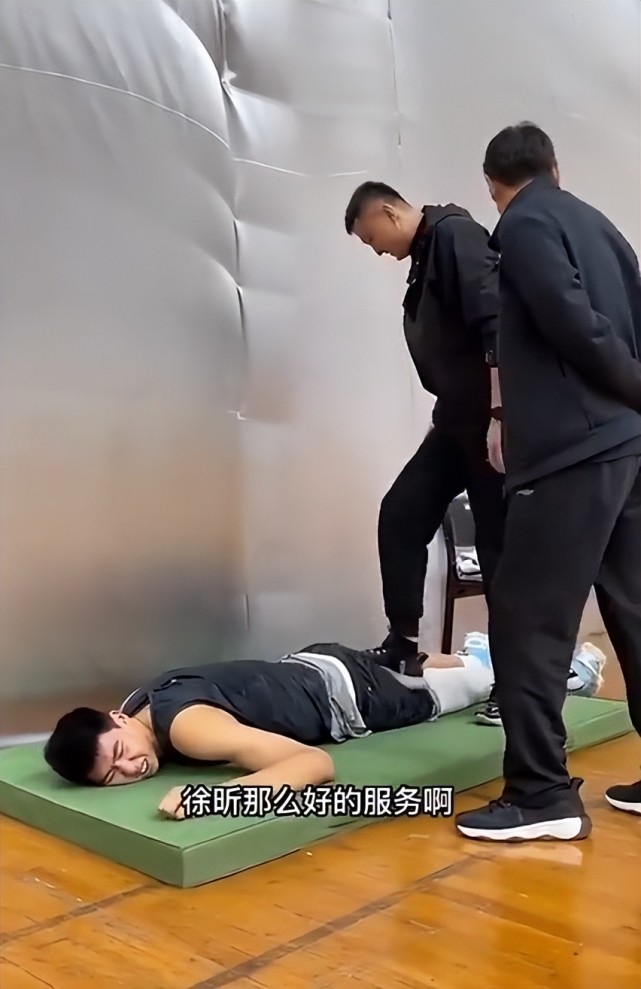 "杜锋并没有停下来,"踩开它,要不肌肉多紧啊.