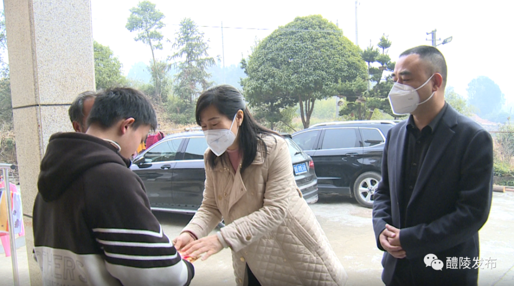 贺小玲赴军休所和困难学生家庭走访慰问_腾讯新闻