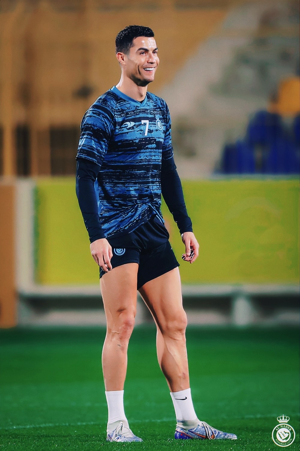 38岁c罗训练抢头球跳到快4米高,黑人队友一脸问号_腾讯新闻