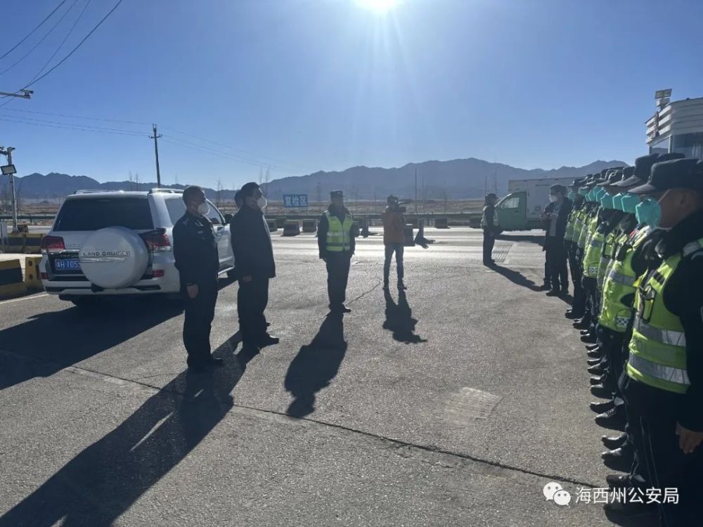 大柴旦工委书记孙刚先后深入鱼卡公安检查站,交警大队,看望慰问坚守