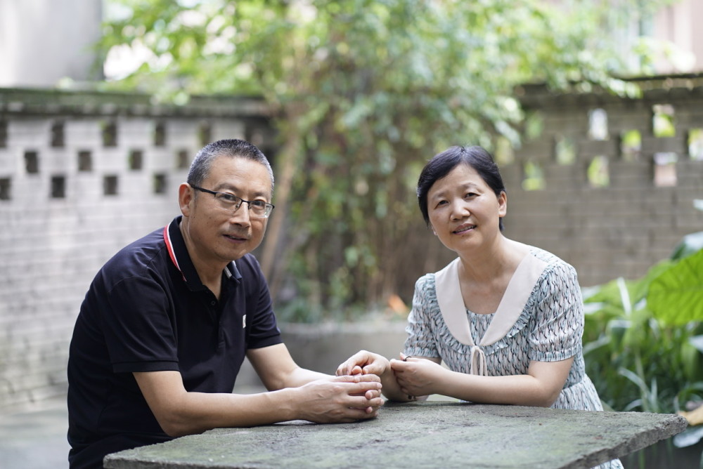 次压在谭晓燕的肩上,2001年,组织安排丈夫外出执行任务,刚好那时小孩