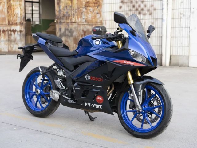 走r3的路,还有国产特色整体外观上,飞鹰rm35与雅马哈r3不能说是相似