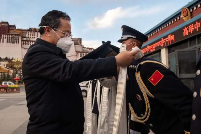 普布顿珠看望一线执勤民警向全市公安民警致以节日祝贺和亲切慰问