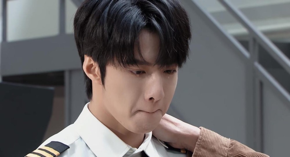 就连极具情绪爆发力的哭戏,刘耀文也像是在憋笑一般,先是闭着眼睛抿嘴