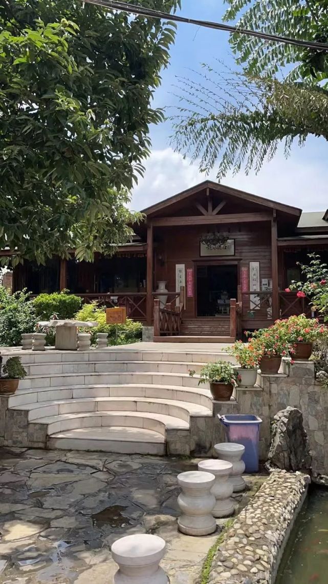 一,二,三产业融合发展的特色旅游酒庄葡萄观光旅游,农家乐餐饮为一体