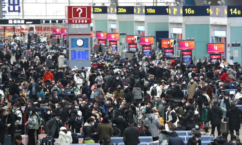 直击春运北京南站人山人海