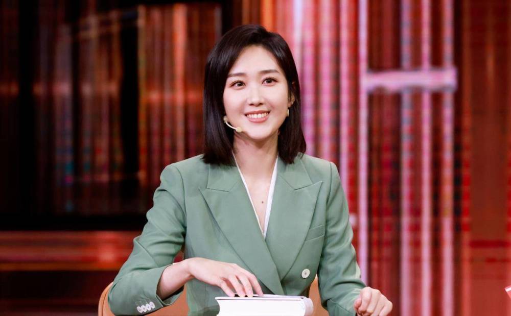 曝兔年春晚主持已确定!三男三女李思思缺席,28岁美女新人引期待插图7