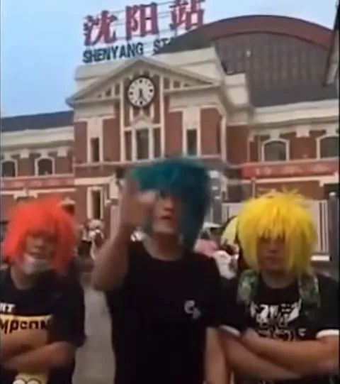 是一个没落下,比如虎哥刀哥在圣地的宣战公告,杀马特大军兵临沈阳站
