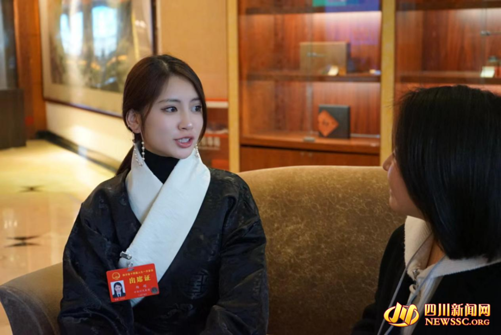 第一次参加四川省人民代表大会,杨越很激动又有些许紧张,"希望能向有