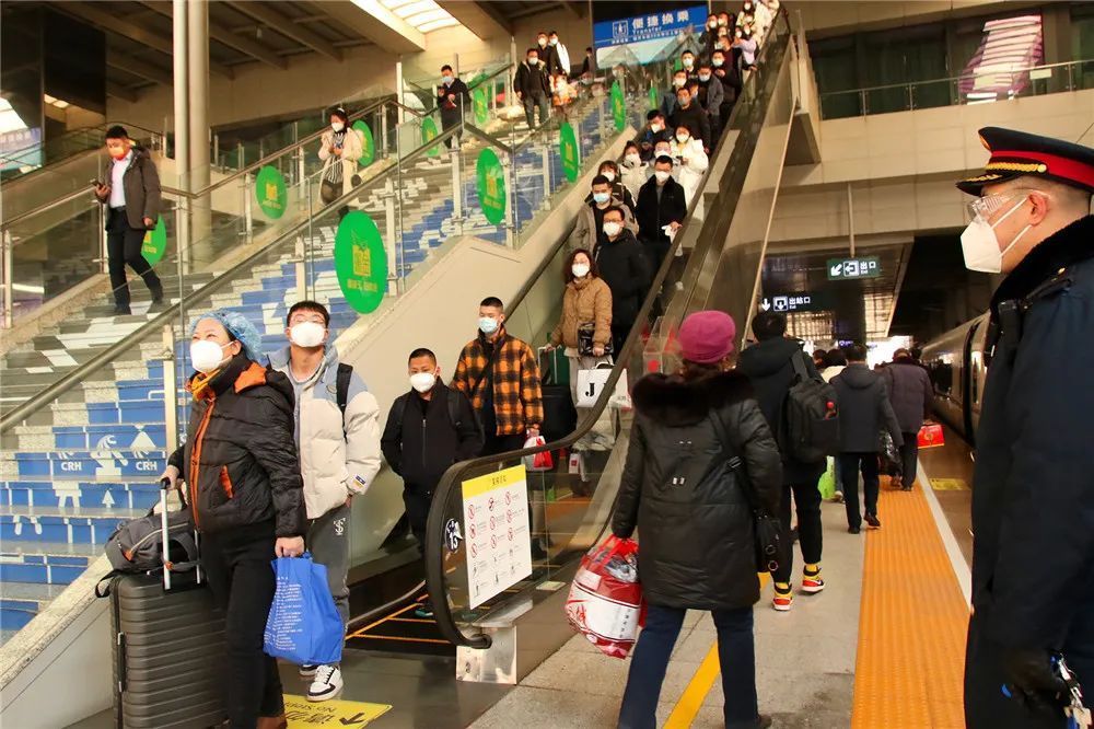 蘭州西站候車廳,返鄉回家的旅客在排隊等待.