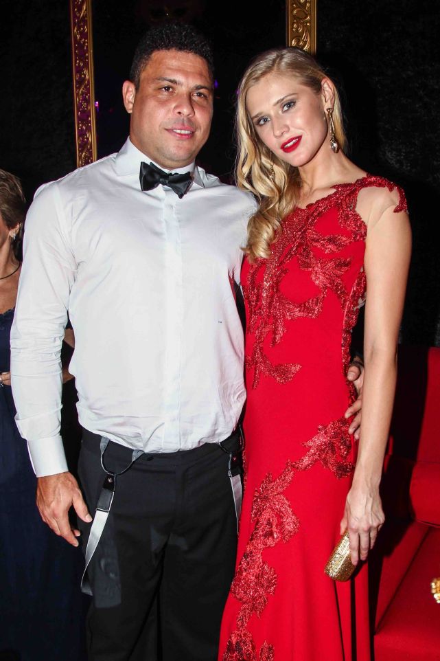 罗纳尔多的第一任妻子是同行,女足运动员米兰妮·多明格斯,婚姻维持了