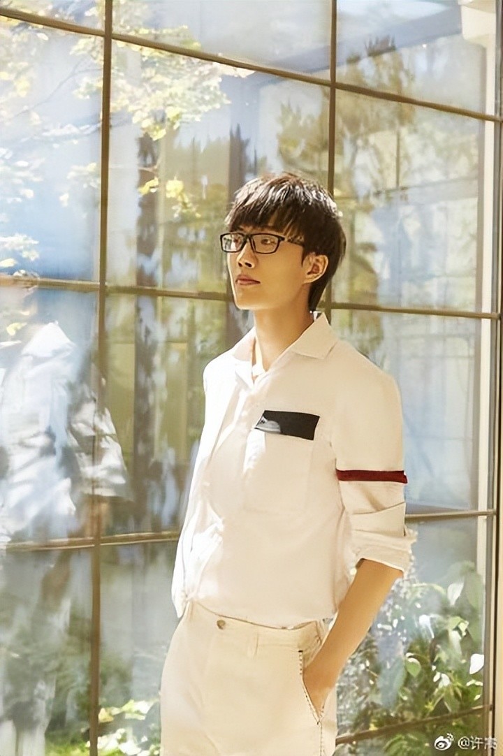 而在2022年的十一月初,有八卦媒体就爆出了许嵩和女生牵手逛超市的