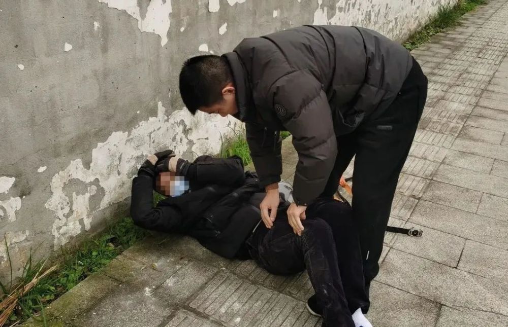 峨眉民警办事途中顺手抓了个偷车贼