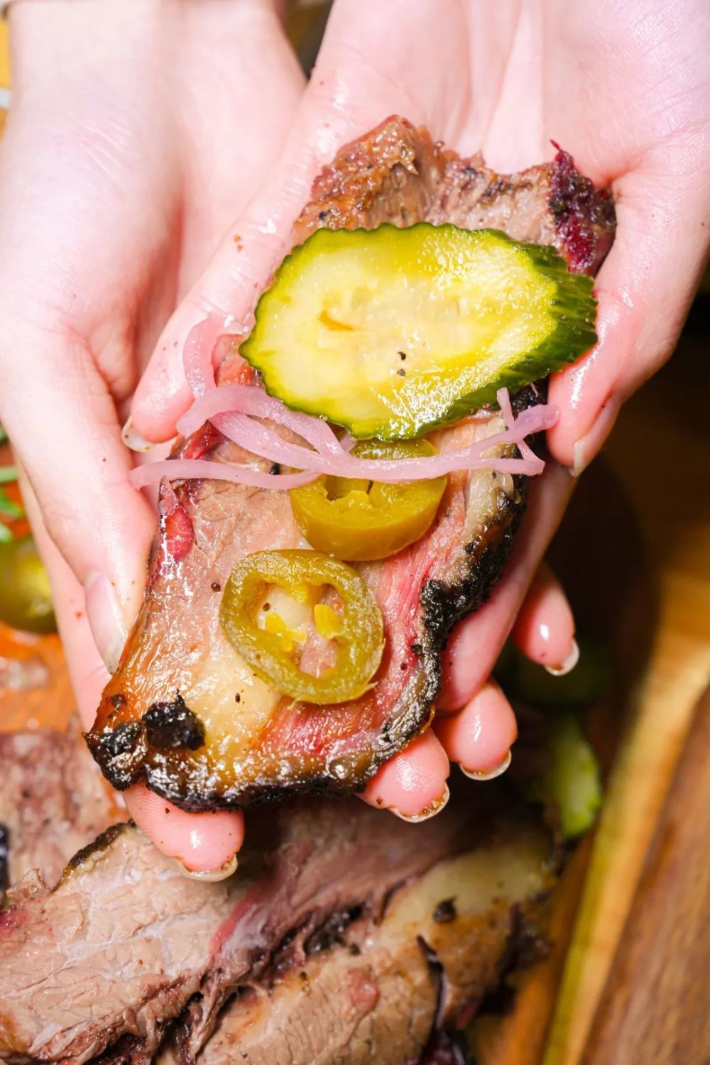 2023年的第一顿德州烟熏烤肉,苹果木足足低温慢烤18h～_腾讯新闻