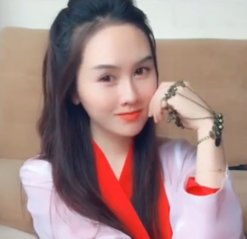 左:小羽毛,右:朱茵也正是这种"像"让她收获了百万点赞和10万转评.