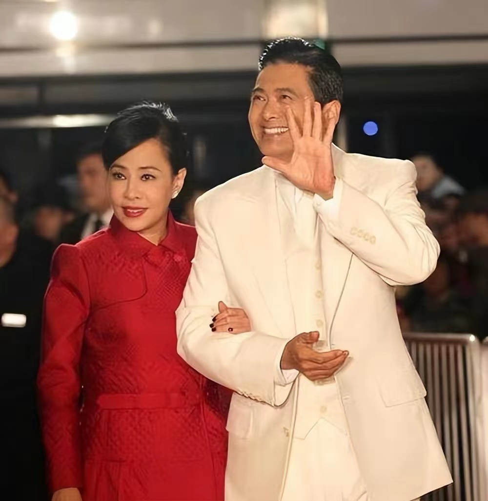 67岁周润发和富婆合影路上主动搭讪接地气白发皱纹却越老越帅