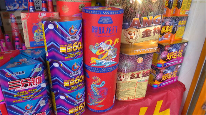 记者对话商户 王女士:"今年的价格和往年差不多,价格上稍微降了一点点