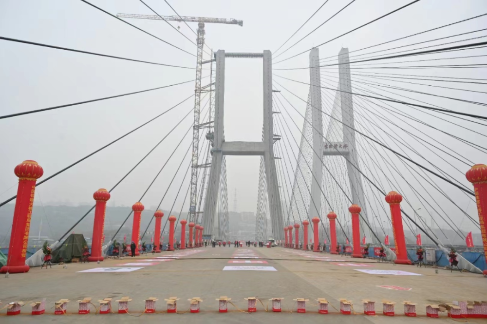 重庆轨道交通18号线李家沱长江复线桥成功合龙