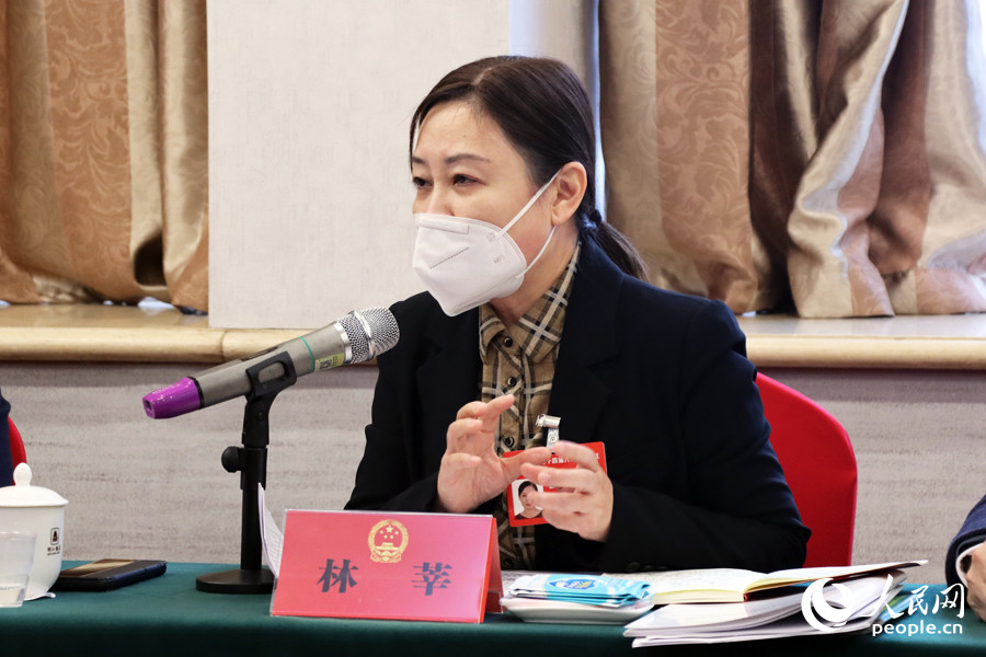 各位人大代表纷纷踊跃发言.人民网 刘卿摄各位人大代表纷纷踊跃发言.