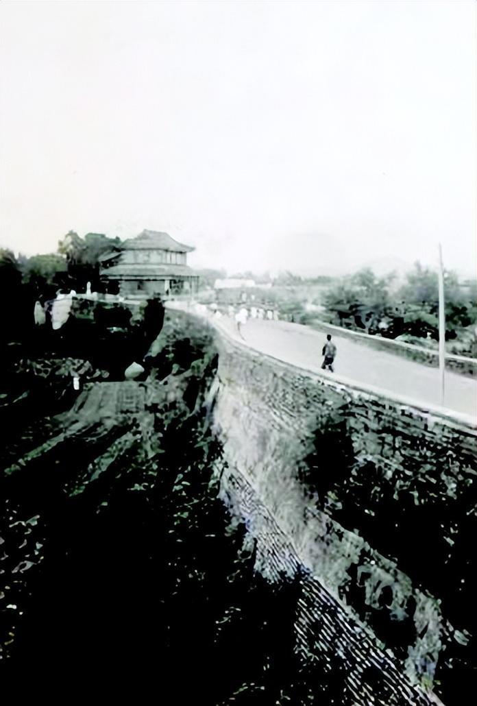 济南城墙环城路的老照片这条环城马路除了上面所说的在西门泺源门两侧