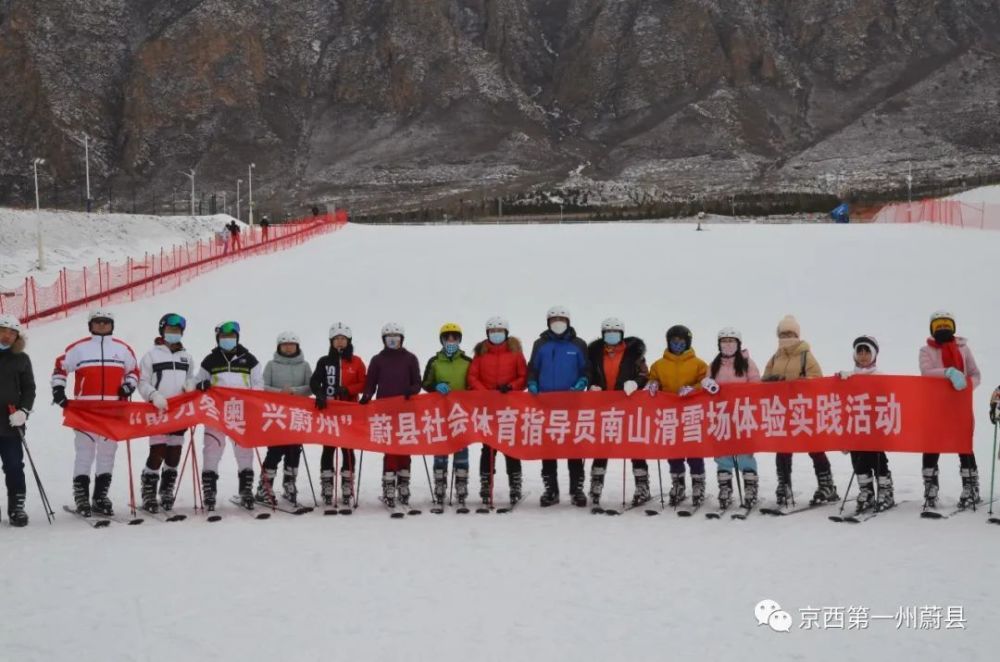 摄影:胡晓辰在郑家庄滑雪场,县城滑冰馆,蔚州古城玉壶