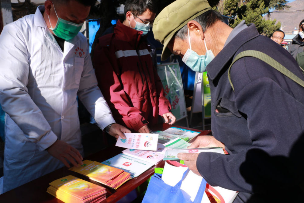 大理市疾病预防控制中心卫生应急办副主任 杨鹤飞今天我们到海东镇