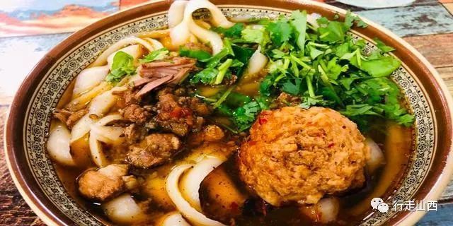 一頓自助午餐,炒菜不算,光是燉煮燒烤的肉食品種就有兔頭,牛尾,羊拐彎