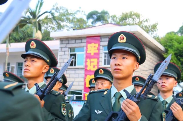 那个总往后“躲”的连长，转业了_腾讯新闻